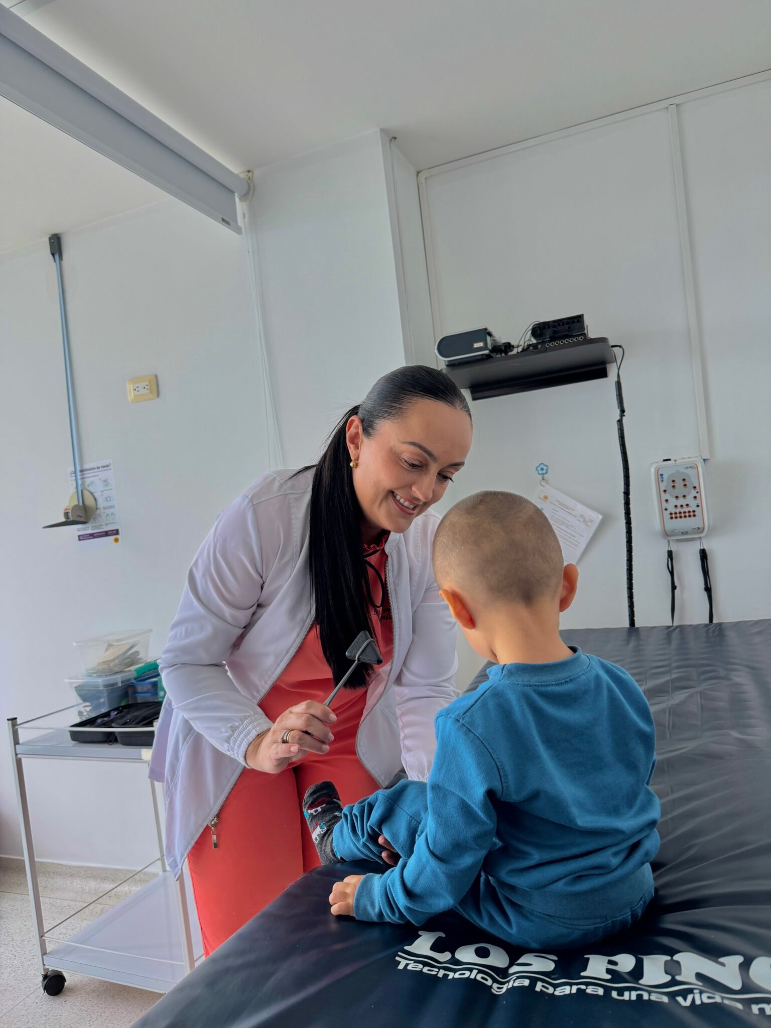 Neuropediatra de NIC valorando a un niño